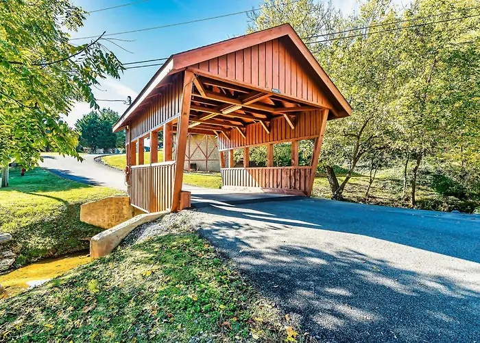 Cabin With New Hot Tub, Near Dollywood .2Bd.2Ba.Sleeps6.Bbq