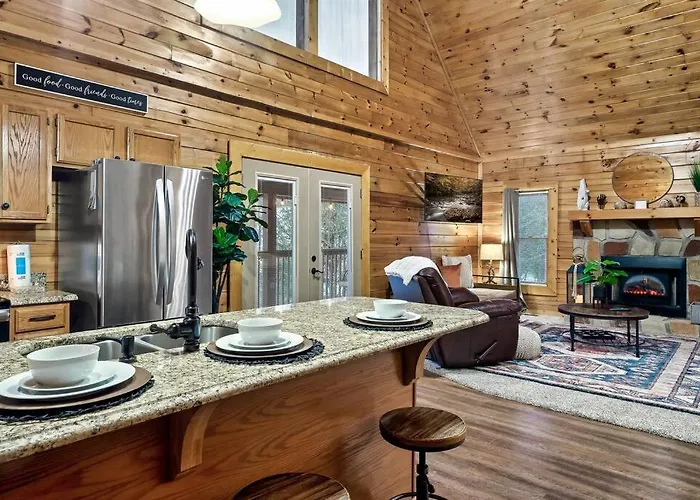 Cabin With New Hot Tub, Near Dollywood .2Bd.2Ba.Sleeps6.Bbq