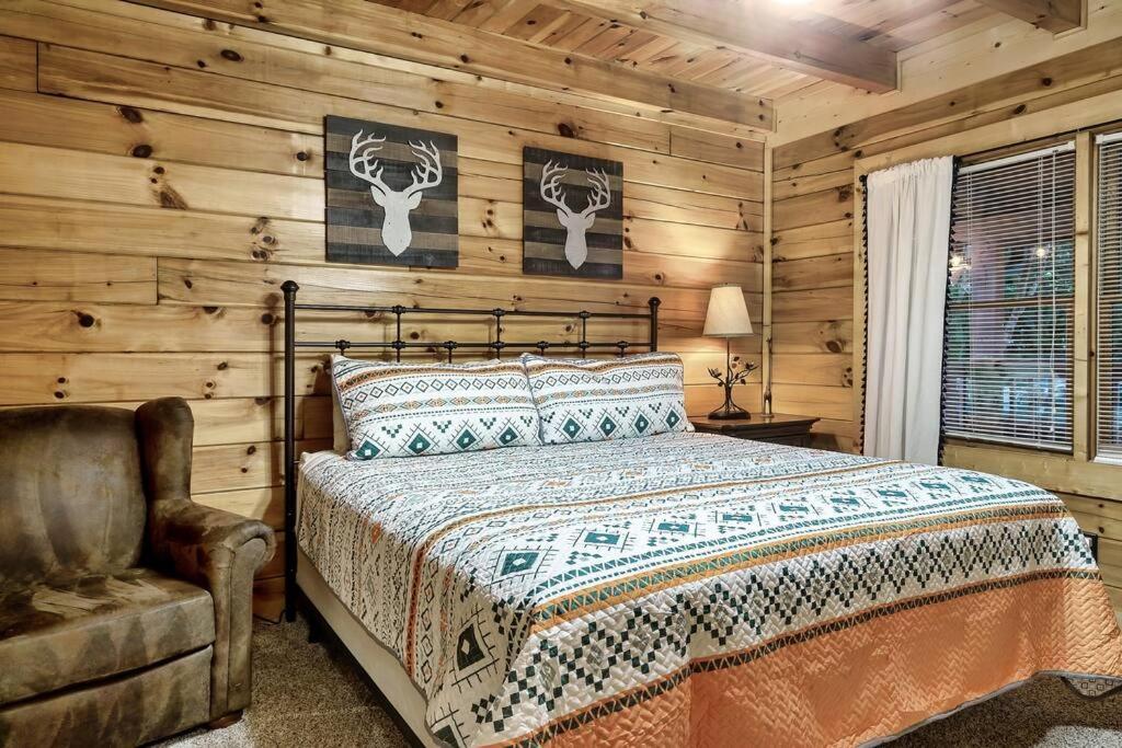 With New Hot Tub, Near Dollywood .2bd.2ba.sleeps6.bbq * Sevierville