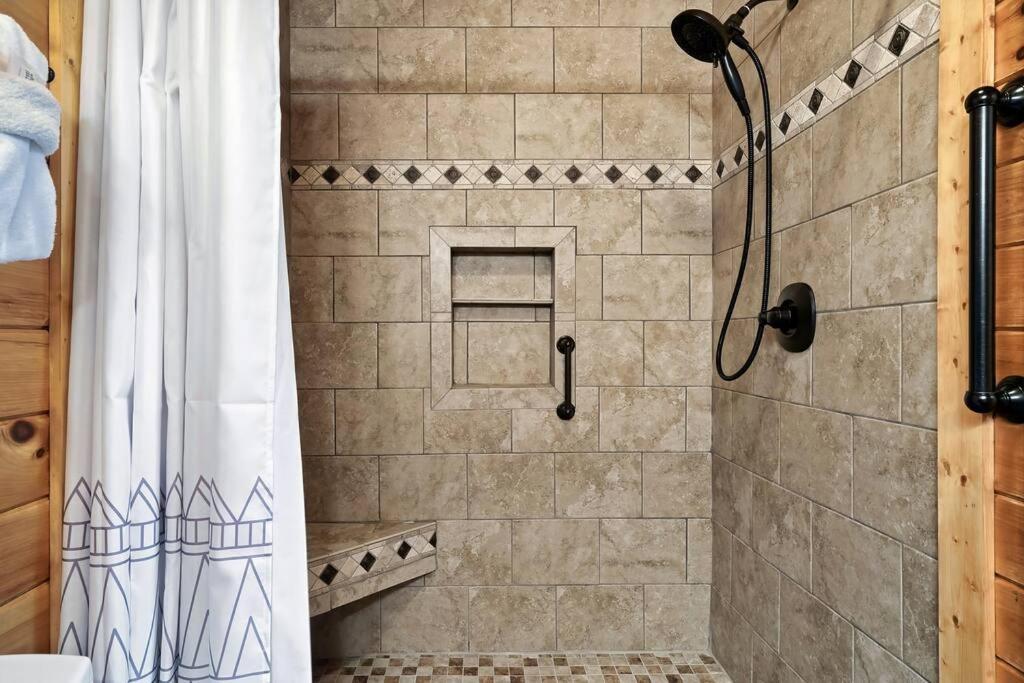 With New Hot Tub, Near Dollywood .2bd.2ba.sleeps6.bbq Hébergement de vacances