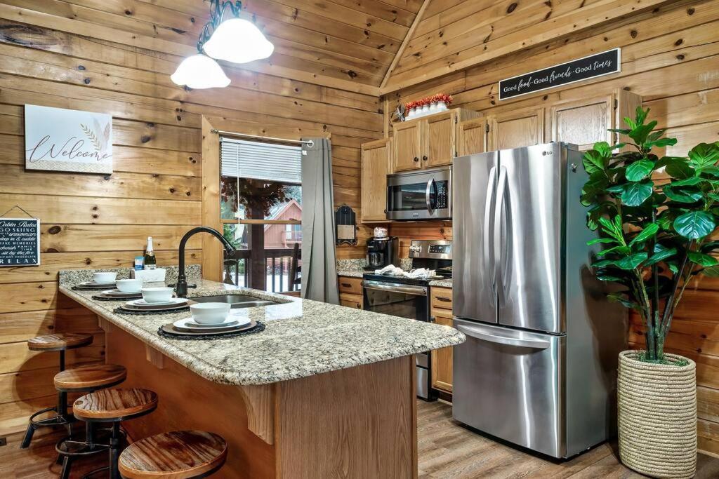 Hébergement de vacances With New Hot Tub, Near Dollywood .2bd.2ba.sleeps6.bbq