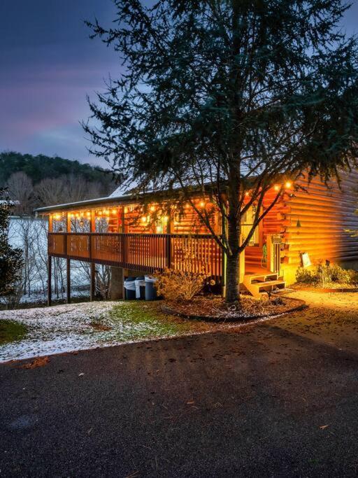 With New Hot Tub, Near Dollywood .2bd.2ba.sleeps6.bbq *