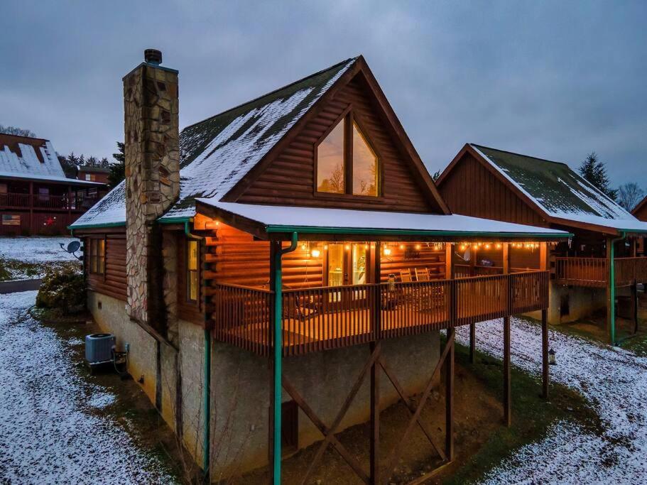 With New Hot Tub, Near Dollywood .2bd.2ba.sleeps6.bbq Hébergement de vacances *