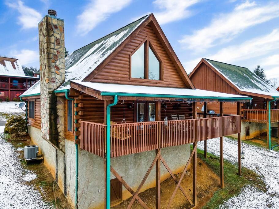 With New Hot Tub, Near Dollywood .2bd.2ba.sleeps6.bbq Hébergement de vacances Sevierville