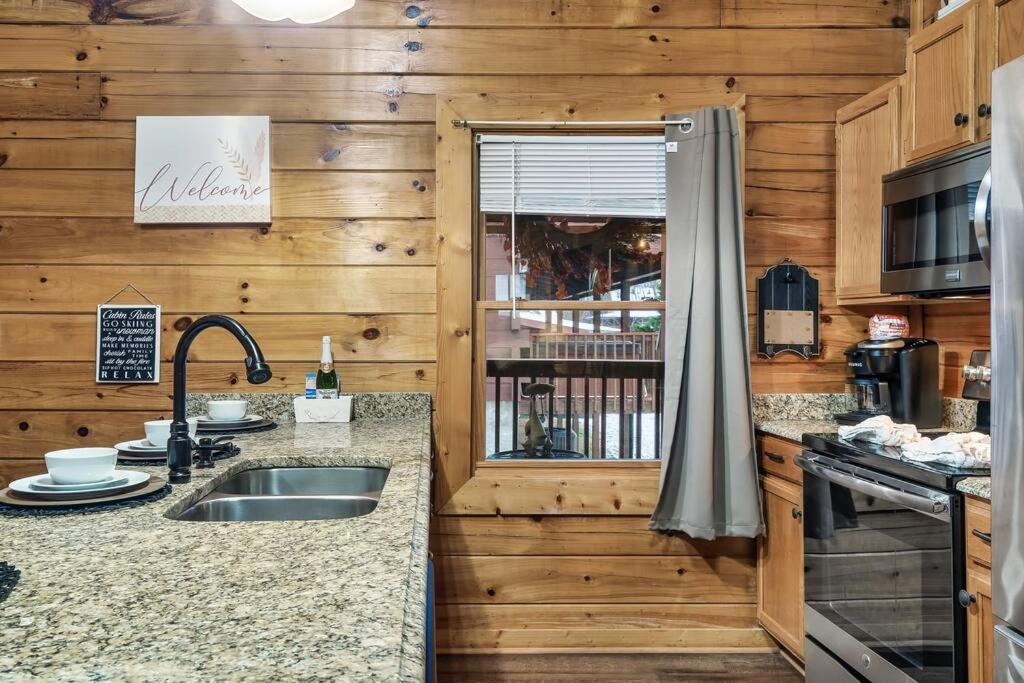 With New Hot Tub, Near Dollywood .2bd.2ba.sleeps6.bbq Casa vacanze Sevierville