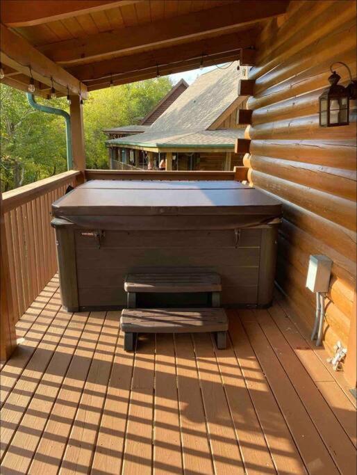With New Hot Tub, Near Dollywood .2bd.2ba.sleeps6.bbq Sevierville