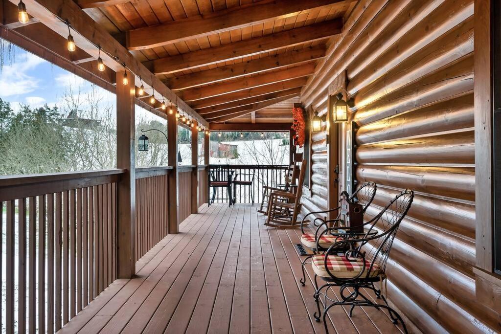 With New Hot Tub, Near Dollywood .2bd.2ba.sleeps6.bbq