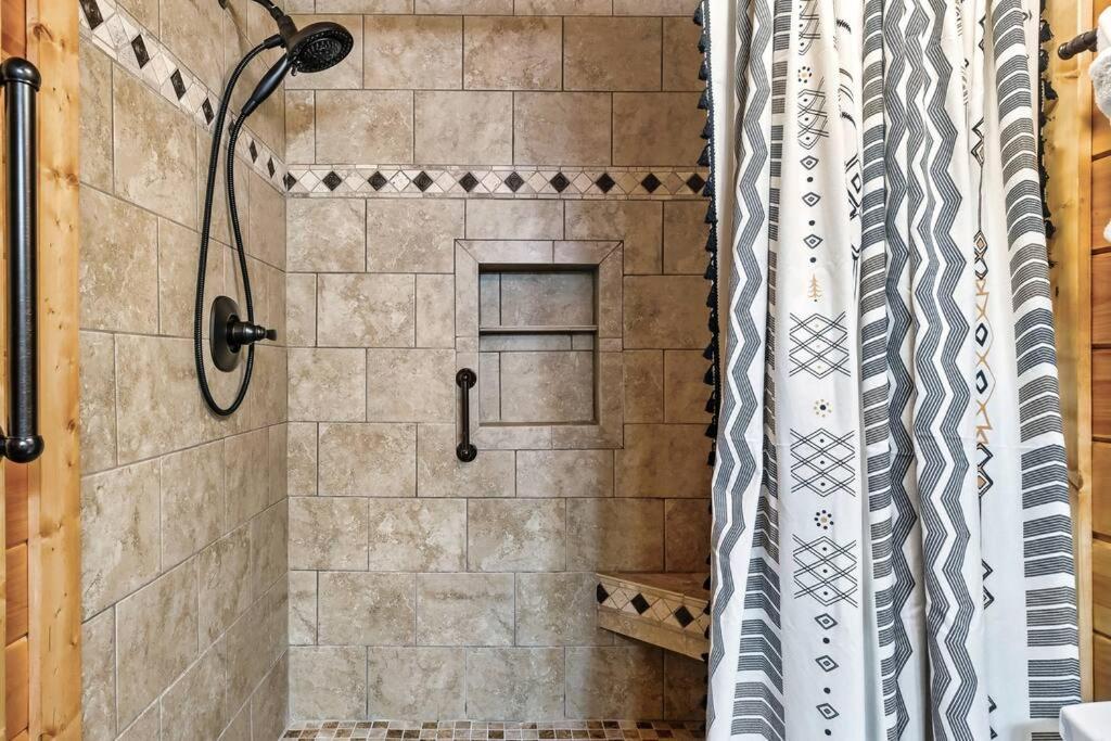 With New Hot Tub, Near Dollywood .2bd.2ba.sleeps6.bbq Hébergement de vacances *