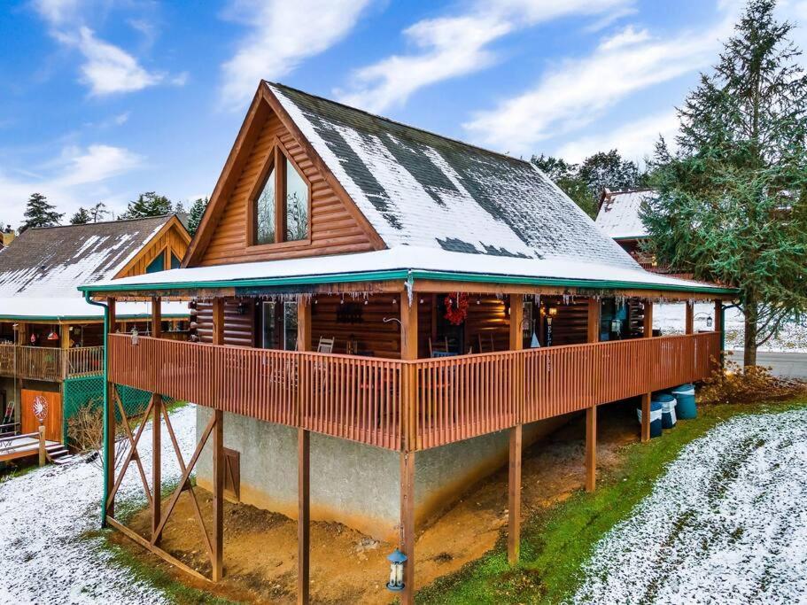 With New Hot Tub, Near Dollywood .2bd.2ba.sleeps6.bbq Hébergement de vacances *