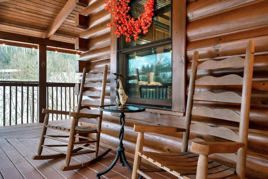 With New Hot Tub, Near Dollywood .2bd.2ba.sleeps6.bbq Hébergement de vacances *