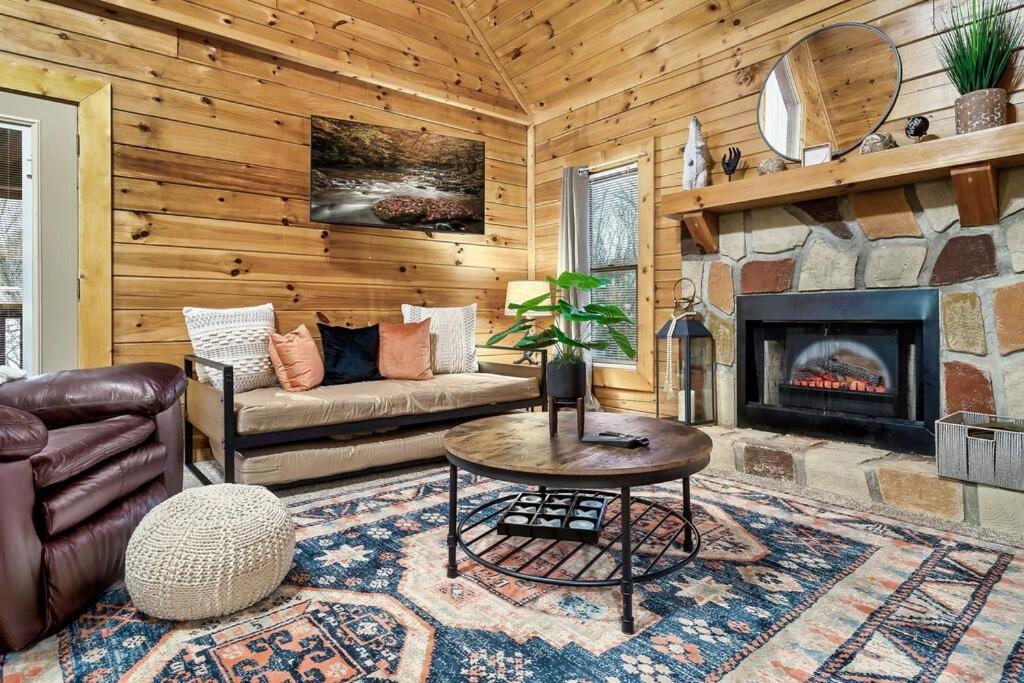 With New Hot Tub, Near Dollywood .2bd.2ba.sleeps6.bbq Sevierville