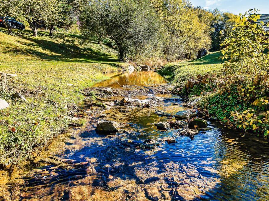 With New Hot Tub, Near Dollywood .2bd.2ba.sleeps6.bbq Hébergement de vacances *