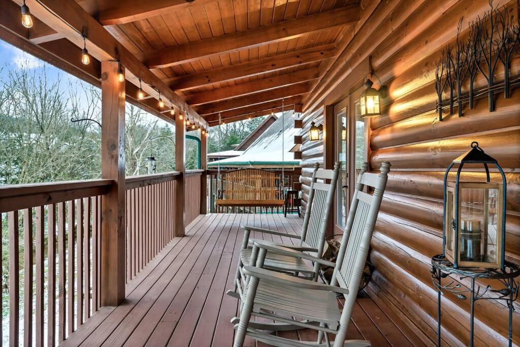 With New Hot Tub, Near Dollywood .2bd.2ba.sleeps6.bbq