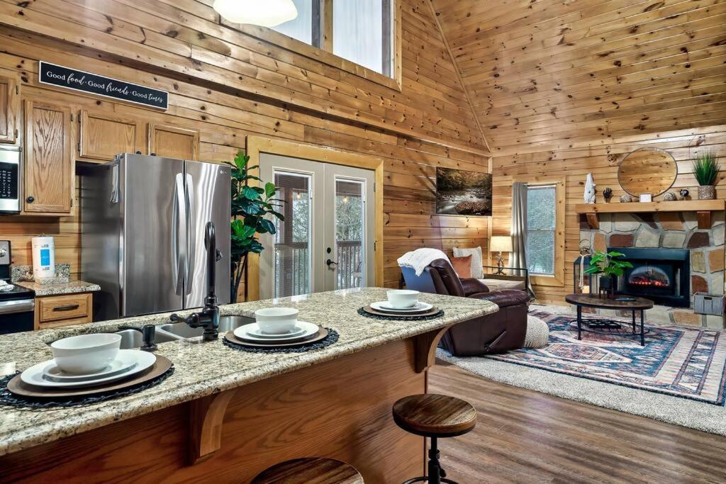 With New Hot Tub, Near Dollywood .2bd.2ba.sleeps6.bbq Sevierville