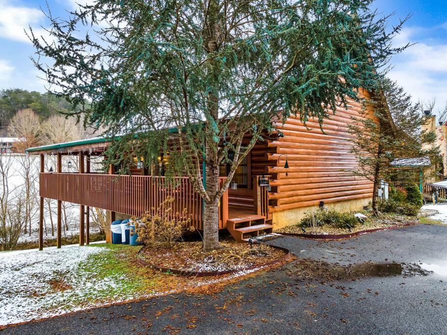 With New Hot Tub, Near Dollywood .2bd.2ba.sleeps6.bbq