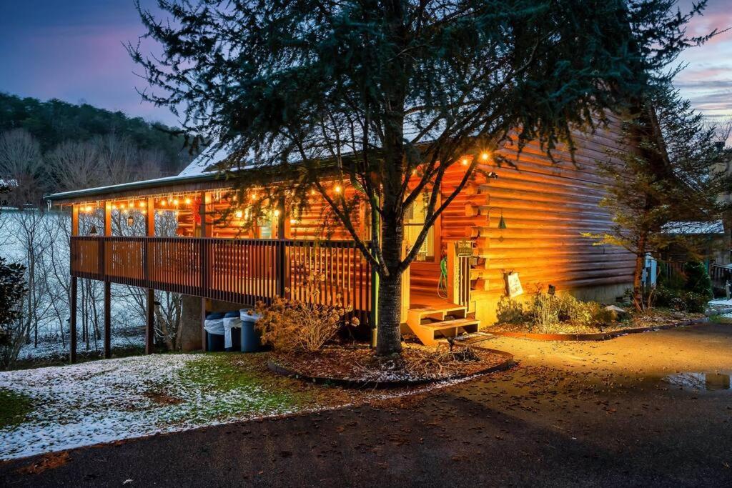Hébergement de vacances With New Hot Tub, Near Dollywood .2bd.2ba.sleeps6.bbq