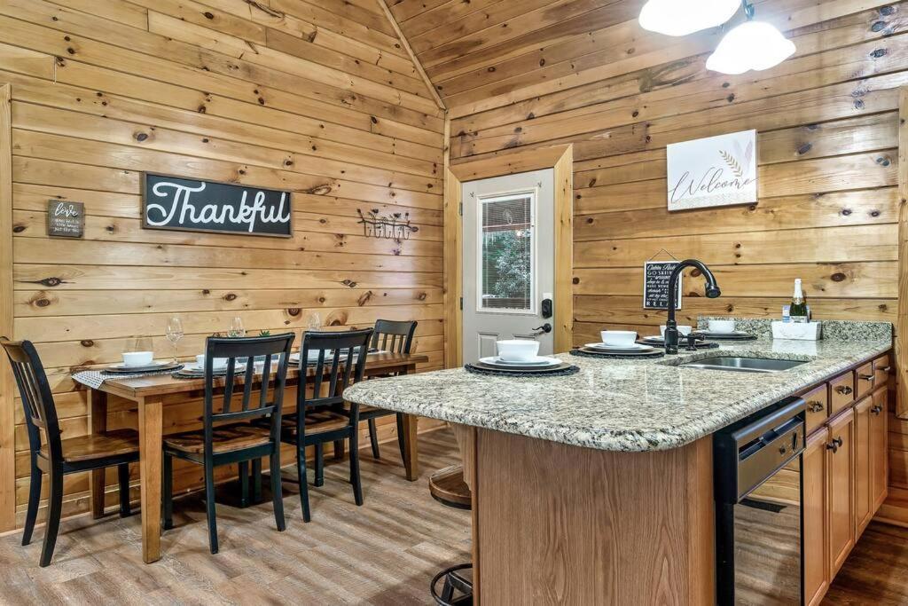 Hébergement de vacances With New Hot Tub, Near Dollywood .2bd.2ba.sleeps6.bbq