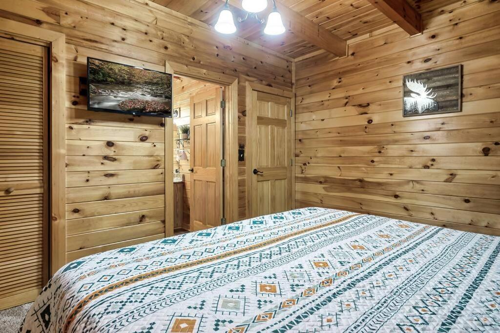 With New Hot Tub, Near Dollywood .2bd.2ba.sleeps6.bbq *