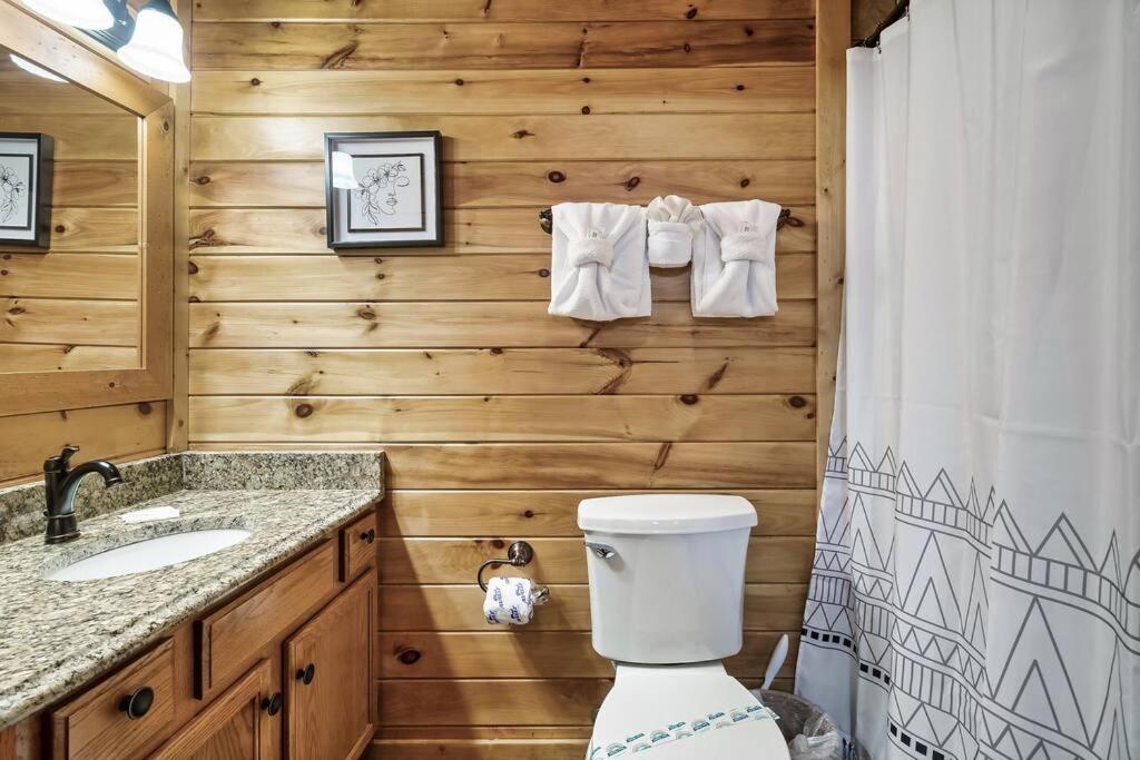 Hébergement de vacances With New Hot Tub, Near Dollywood .2bd.2ba.sleeps6.bbq *