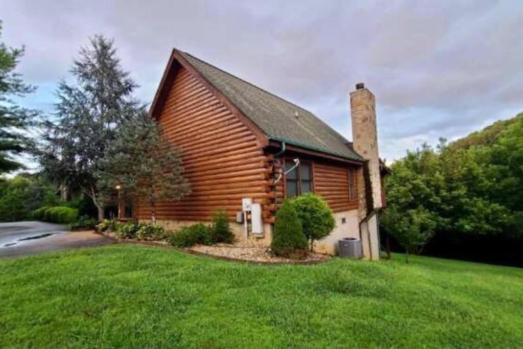With New Hot Tub, Near Dollywood .2bd.2ba.sleeps6.bbq * Sevierville