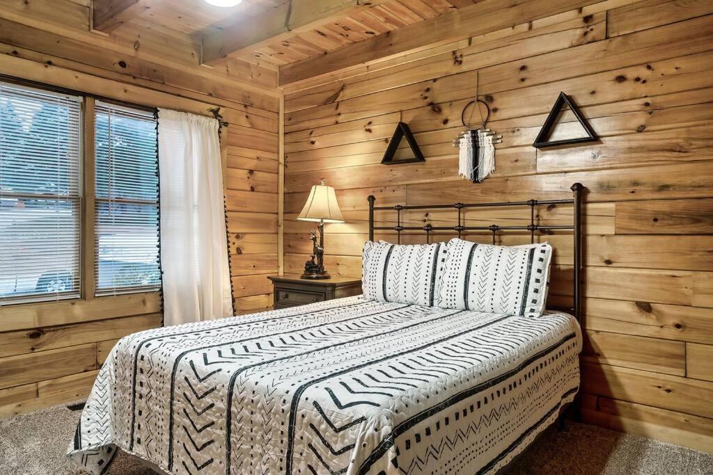 With New Hot Tub, Near Dollywood .2bd.2ba.sleeps6.bbq *