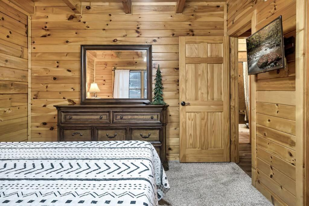 With New Hot Tub, Near Dollywood .2bd.2ba.sleeps6.bbq *