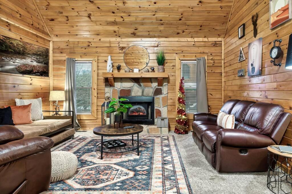 With New Hot Tub, Near Dollywood .2bd.2ba.sleeps6.bbq