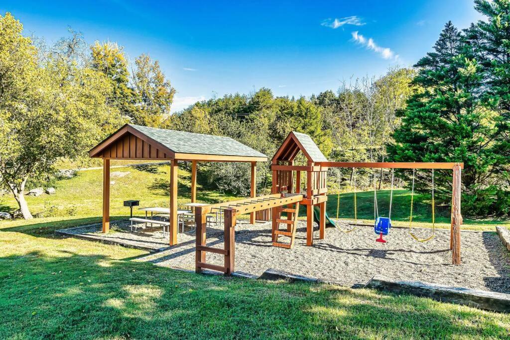 With New Hot Tub, Near Dollywood .2bd.2ba.sleeps6.bbq