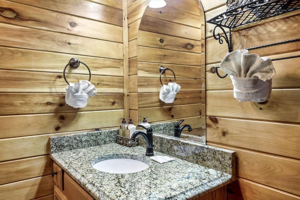 With New Hot Tub, Near Dollywood .2bd.2ba.sleeps6.bbq Hébergement de vacances Sevierville