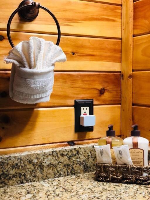 With New Hot Tub, Near Dollywood .2bd.2ba.sleeps6.bbq Sevierville