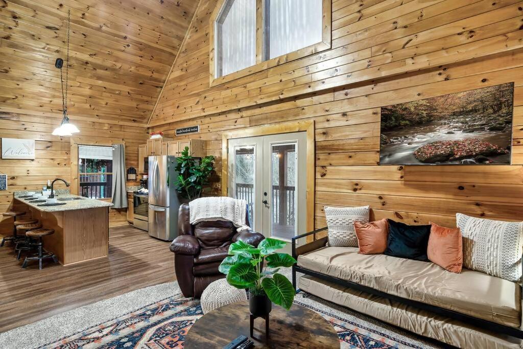 With New Hot Tub, Near Dollywood .2bd.2ba.sleeps6.bbq Casa vacanze *