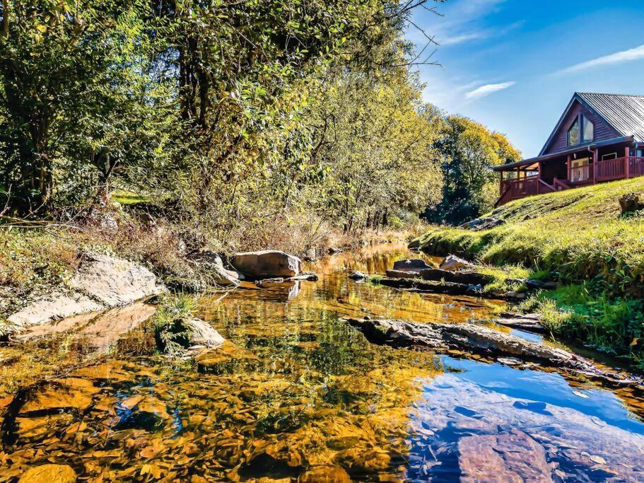 With New Hot Tub, Near Dollywood .2bd.2ba.sleeps6.bbq Sevierville