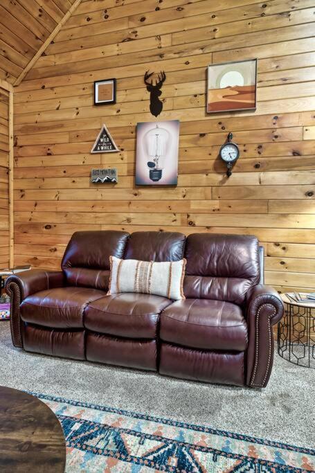 With New Hot Tub, Near Dollywood .2bd.2ba.sleeps6.bbq Sevierville