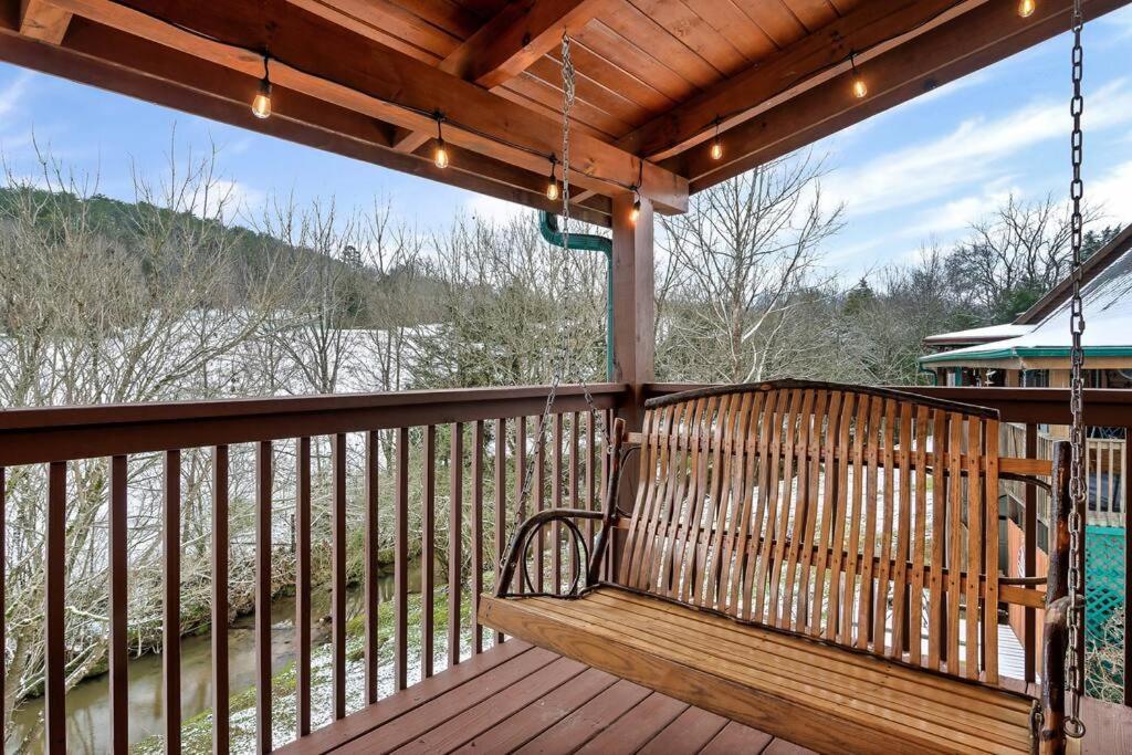 With New Hot Tub, Near Dollywood .2bd.2ba.sleeps6.bbq