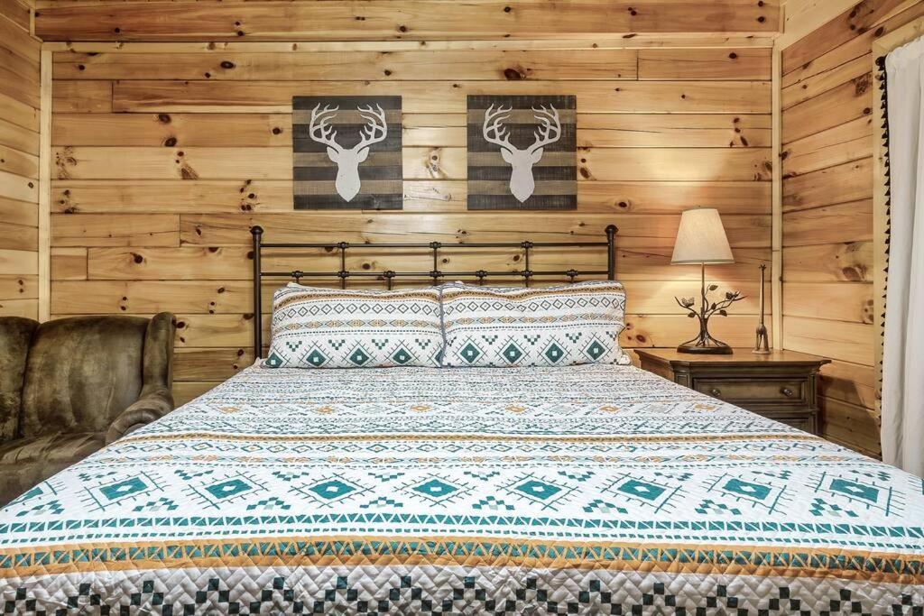 With New Hot Tub, Near Dollywood .2bd.2ba.sleeps6.bbq *