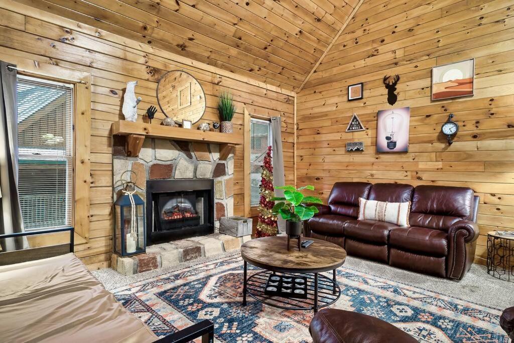 With New Hot Tub, Near Dollywood .2bd.2ba.sleeps6.bbq Hébergement de vacances *