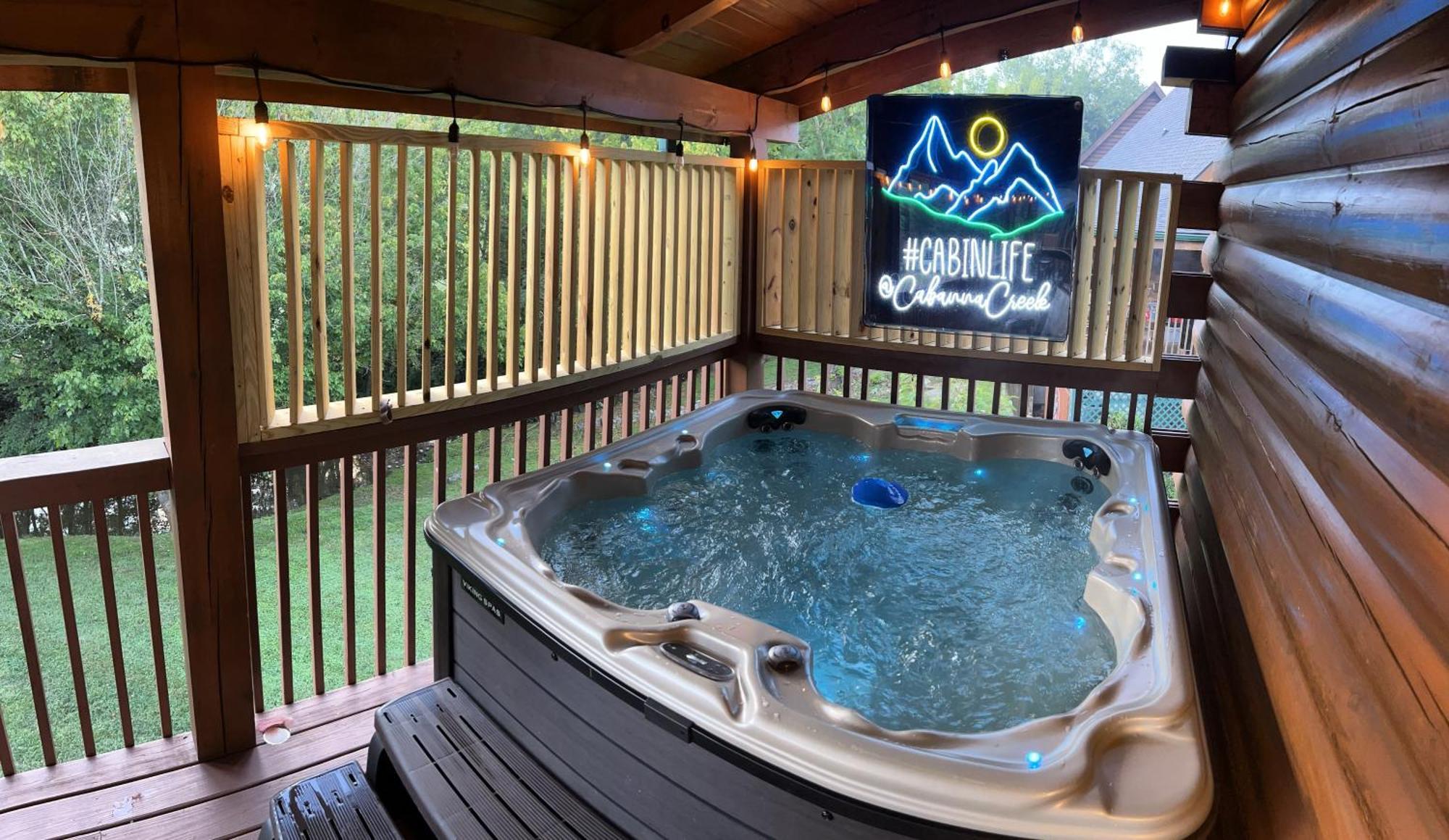 With New Hot Tub, Near Dollywood .2bd.2ba.sleeps6.bbq Hébergement de vacances